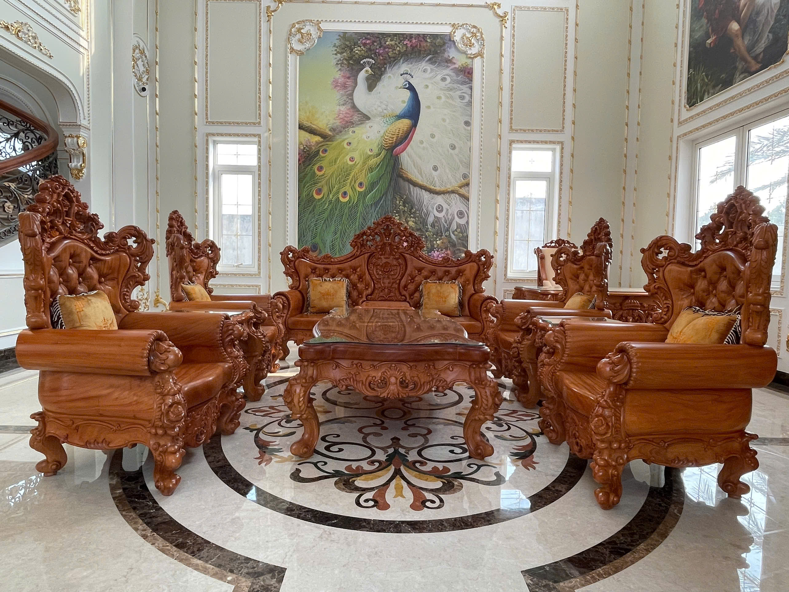 Bàn ghế cổ điển
